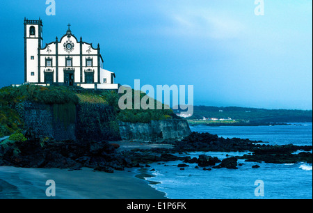 Die beeindruckende Pfarrkirche São Roque zeichnet sich auf einem Hügel über dem Areal Grande Strand auf der Insel Sao Miguel auf den Azoren im Atlantischen Ozean. Stockfoto