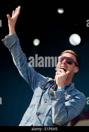Nürnberg, Deutschland. 8. Juni 2014. Sänger der britischen band "Kaiser Chiefs" Ricky Wilson führt beim Musikfestival "Rock Im Park" in Nürnberg, 8. Juni 2014. Das Festival dauert bis zum 9. Juni 2014. Foto: Daniel Karmann/Dpa/Alamy Live News Stockfoto