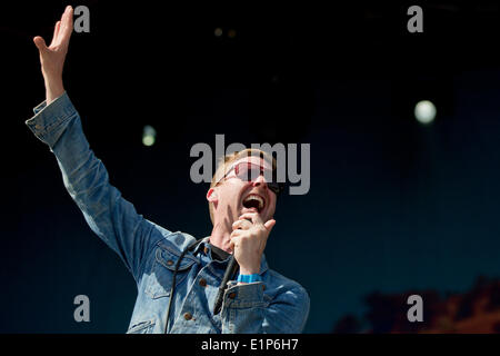 Nürnberg, Deutschland. 8. Juni 2014. Sänger der britischen band "Kaiser Chiefs" Ricky Wilson führt beim Musikfestival "Rock Im Park" in Nürnberg, 8. Juni 2014. Das Festival dauert bis zum 9. Juni 2014. Foto: Daniel Karmann/Dpa/Alamy Live News Stockfoto