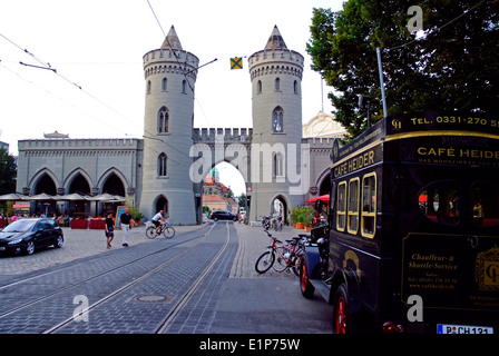 Oldtimer Café Heider vor historischen "Nauener Tor" in Potsdam Stockfoto