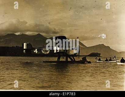 Die Douglas World Cruise 1924, ein Pionierflug des Army Air Service, war der erste erfolgreiche Flug des US-Militärs um die Welt. Das Flugzeug, ein Douglas World Cruiser, war mit Liberty-Motoren ausgestattet und zeigte die Fähigkeiten der frühen militärischen Luftfahrt für Langstreckenreisen. Stockfoto