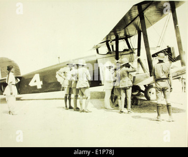 Die Douglas World Cruise von 1924 war ein Pionierflug der US Army Air Service. Der Douglas World Cruiser, L-12, flog über anspruchsvolles Gelände und Ozeane und demonstrierte die Fähigkeiten früherer Flugzeuge. Der Flug markierte einen Meilenstein in der Luftfahrtgeschichte und zeigte technologische Fortschritte wie das Liberty 12-Triebwerk hervor. Stockfoto