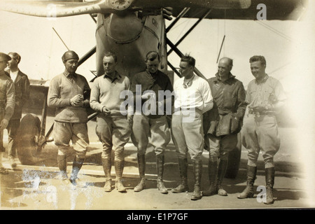Die Douglas World Cruise von 1924 unter der Leitung von Erik H. Nelson und Lowell H. Smith war ein Pionierflug um die Welt. Die Mission präsentierte die Fähigkeiten des Douglas World Cruiser, eines mit Liberty-Motoren angetriebenen Flugzeugs, während einer bedeutenden Luftfahrt durch den U.S. Army Air Service. Stockfoto
