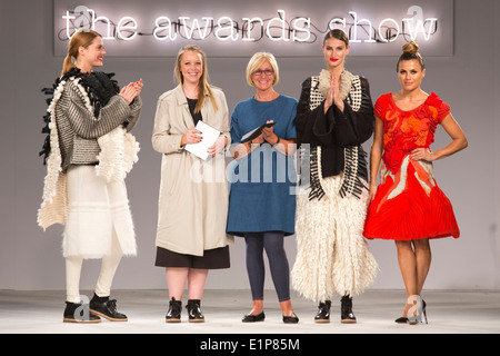 Rebecca Swann erhält Stuart Peters Strickwaren Award Erica Peters, Graduate Fashion Week 2014 Awards Show Stockfoto