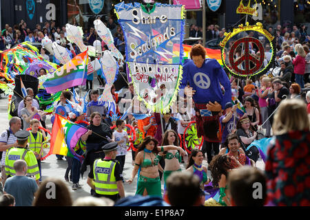 Glasgow, Schottland, Großbritannien, Sonntag, 8th. Juni, 2014. Menschen marschieren in der Glasgow West End Festival Mardi Gras Parade Stockfoto