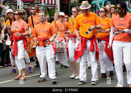 Glasgow, Schottland, Großbritannien, Sonntag, 8. Juni 2014. Mitglieder der Edinburgh Samba School spielen Instrumente auf der Byres Road während des Glasgow West End Festival Mardi Gras Parade Stockfoto