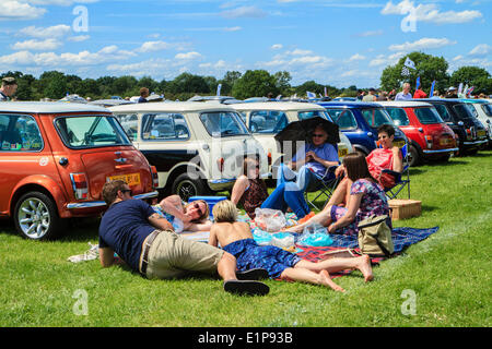 Bromley Pageant of Motoring jährliche Oldtimer-Show. Besucher im Großraum Austin Mini. Stockfoto