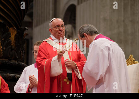 Der Vatikan. 8. Juni 2014. Papst Francis feiert Pfingsten Messe in der Basilika St. Peter, der Vatikan Credit: wirklich Easy Star/Alamy Live News Stockfoto