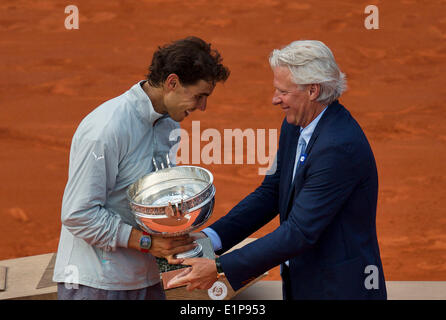 Paris, Frankreich. 8. Juni 2014. Tennis, French Open, Roland Garros, Final Männer: Rafael Nadal (ESP) erhält die Trophäe aus den Händen der ehemaligen Sieger Björn Borg Foto: Tennisimages / Henk Koster/Alamy Live News Stockfoto