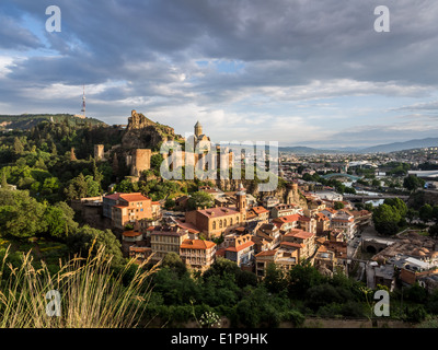 Narikala Festung und der umgebenden Architektur der Altstadt in Tiflis, Georgien, Kaukasus, bei Sonnenaufgang. Stockfoto