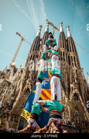 Barcelona, Spanien. 8. Juni 2014. Die Castellers von der "Sagrada Famila" versammeln, um eine "menschliche Turm für Demokratie" zu bauen, vor der "Sagrada Familia" Credit: Matthi/Alamy Live-Nachrichten Stockfoto