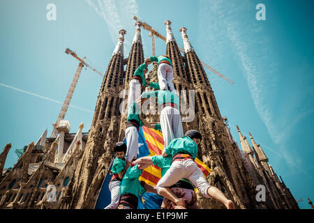 Barcelona, Spanien. 8. Juni 2014. Die Castellers von der "Sagrada Famila" versammeln, um eine "menschliche Turm für Demokratie" zu bauen, vor der "Sagrada Familia" Credit: Matthi/Alamy Live-Nachrichten Stockfoto