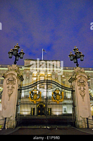 Der Buckingham Palace-Tore bei Nacht, City of Westminster, London, England, Vereinigtes Königreich Stockfoto