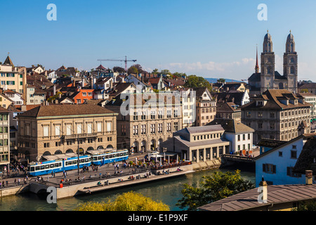 Panorama von Zürich mit dem Fluss Limmat und Grossmünster Kirche, Schweiz. Aufgenommen an einem schönen sonnigen Tag. Stockfoto