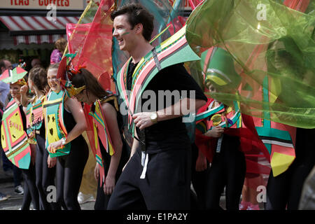 Glasgow, Schottland, Großbritannien, Sonntag, 8th. Juni, 2014. Menschen in Kostümen machen sich während der Glasgow West End Festival Mardi Gras Parade entlang der Byres Road auf den Weg Stockfoto