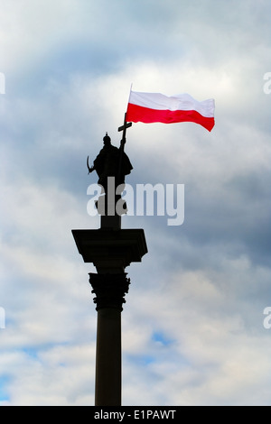 König Sigismund III Vasa Spalte Silhouette mit weißen und roten Flagge Polens gegen die stürmischen Himmel. Warschau, Polen. Stockfoto