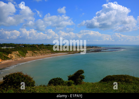 Whitecliff Bay Strand und Küste in der Nähe von Bembridge Osten Isle Of Wight blauen Himmel und weiße Wolken Stockfoto