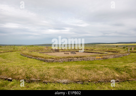 8 Struktur des Barnhouse neolithischen Dorfes mit Ness Brodgar im Hintergrund, Orkney-Inseln. Stockfoto