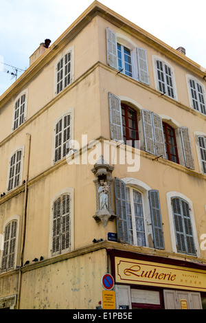 Typisches Hausfassade in der alten Stadt von Marseille, Frankreich Stockfoto