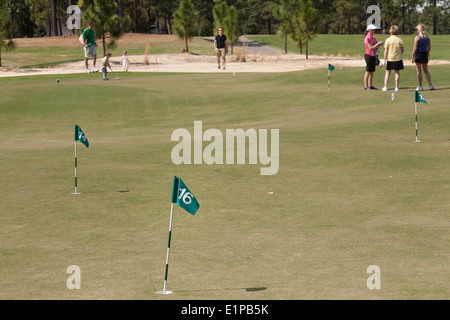 Golfer setzen, Thistle Dhu setzen Kurs Pinehurst Resort Golf Course, NC Stockfoto