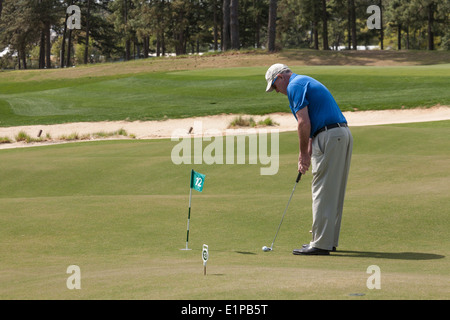 Reifen Sie Reifen männlichen Golfer setzen, Thistle Dhu setzen Kurs, Pinehurst Resort Golf Course, NC Stockfoto