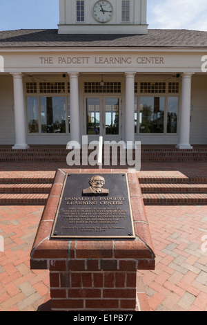 Gedenktafel am Lernzentrum Padgett, PInehurst Resort Golf Course, Pinehurst, North Carolina, USA Stockfoto