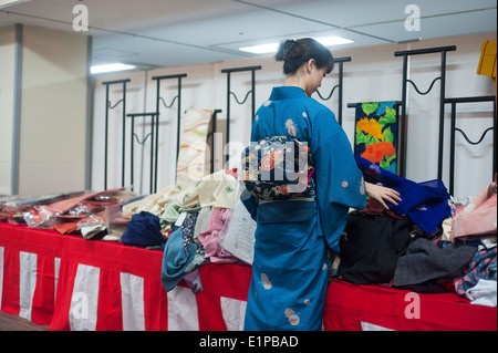 Tokyo, Japan 2014 - Ginza-Viertel, shop Verkauf Kimonos und Stoffe. Stockfoto