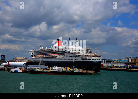 Queen Mary 2 Ozean-transatlantischen Liner und Kreuzfahrtschiff bei Southampton Docks England UK Stockfoto