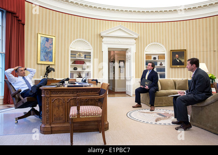 US-Präsident Barack Obama trifft sich mit Director Speechwriting Cody Keenan und Terry Szuplat, Senior Director für Speechwriting, richtig, im Oval Office des weißen Hauses 7. April 2014 in Washington, DC. Stockfoto