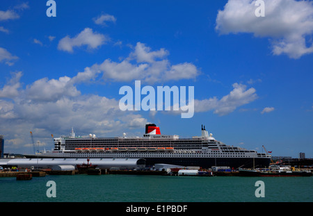 Queen Mary 2 Ozean-transatlantischen Liner und Kreuzfahrtschiff bei Southampton Docks England UK Stockfoto