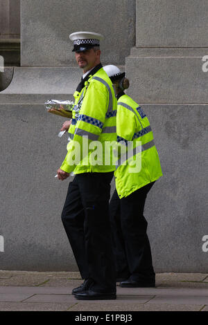 Liverpool, Merseyside, UK, 8. Juni 2014. Die Polizeiarbeit in der Water Street als Dreharbeiten für BBC 1 drama Oakfield geht weiter - in einem neuen BBC1 Familie Drama, das im kommenden Jahr Luft erklärt zu werden. Die Skripte werden von Matt Charman geschrieben, und es wird von Andy de Emmony geleitet werden, die auf dem Bletchley Kreis tätig. Das Drama, das am Standort in Liverpool und Walton Hall Park in Warrington gefilmt durch Produktion Firma groß Reden. Stockfoto