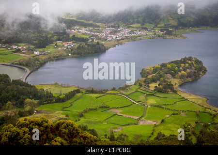 Nebliger Tag über Sete Cidades und die zwei Seen auf der Insel Sao Miguel, Azoren, Portugal Stockfoto