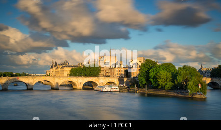 Pont Neuf, Ufer und Ile-de-la-Cité bei Sonnenuntergang, Paris Frankreich Stockfoto