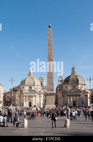 Piazza del Popolo, Rom Italien Europa, Blick in Richtung der ägyptische Obelisk von Seti I und zwei Kirchen (siehe Beschreibung) Stockfoto