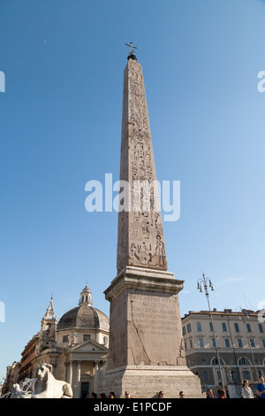 Der Ägyptische Obelisk von Seti I und später Ramses II. von Heliopolis, nun in der Mitte der Piazza del Popolo, Rom Italien Stockfoto