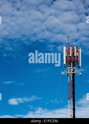 Mobilfunkmast auf Dach am schönen Himmel Stockfoto