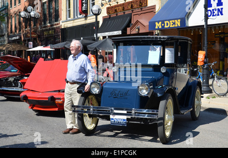 Besitzer Jack Beatty posiert vor seinem 1925 Detroit Electric bei der rollenden Skulptur-Auto-Show 12. Juli 2013 in Ann Arbor, MI Stockfoto