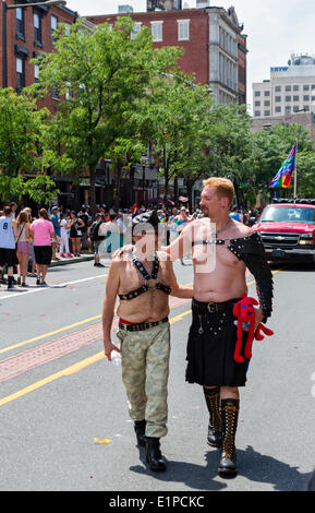 Zwei schwule Männer zu Fuß hinunter Market Street in der Innenstadt von Philadelphia, PA am 2014 PrideDay am Sonntag, 8. Juni - Philadelphias jährliche LGBT Pride Parade und Festival Stockfoto