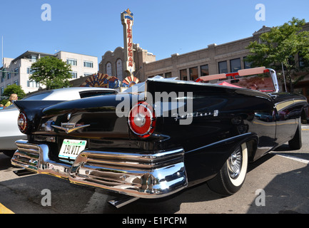 BIRMINGHAM, MI - AUGUST 17: 1957 Ford Fairlane an der Woodward Cruise 13. August 2013 in Birmingham, Michigan Stockfoto