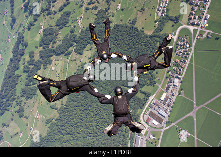 US Army Golden Knights Fallschirm Team Freifall während der 35. Militär Fallschirmspringen WM 16. Juli 2010 in Kanustationen, Schweiz. Stockfoto