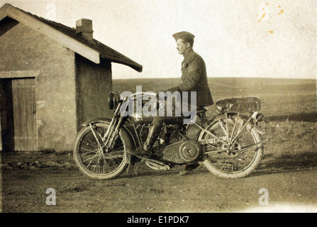 Die 1st Aero Squadron, die während des Ersten Weltkriegs gebildet wurde, war eine der ersten militärischen Luftverkehrseinheiten. Diese Kollektion unterstreicht ihre Rolle in der Luftfahrtgeschichte, einschließlich der Nutzung von Harley-Davidson-Motorrädern für Transport und Unterstützung während Missionen. Stockfoto