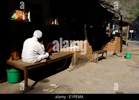 Mann in weiß mit Tee an der Straße gelegene restaurant Stockfoto