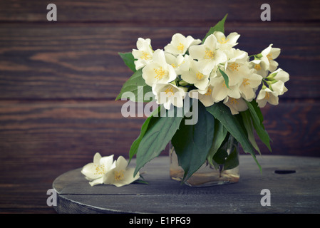 Jasmin Blumenstrauß auf hölzernen Hintergrund Stockfoto