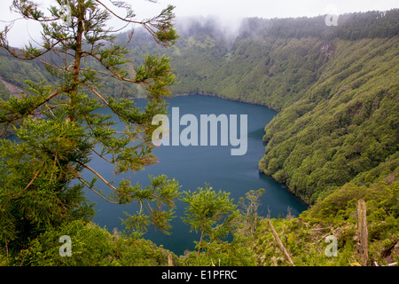 Lagoa de Santiago - ein Kratersee in der Nähe von Sete Cidades, Insel Sao Miguel, Azoren, Portugal Stockfoto