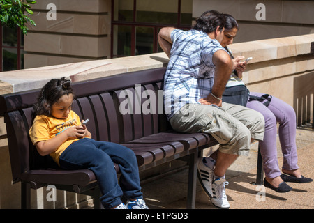 Brisbane Australien CBD,Ann Street,Asiatische Mädchen,weibliche Kinder Kinder Tochter,Mann Männer männlich,Vater,Frau weibliche Frauen,Mutter,Familie Familien Kind c Stockfoto