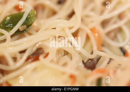 Reisnudeln mit Gemüse-Mix in der Pfanne gebraten. Stockfoto