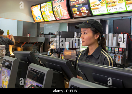 Brisbane Australien, Fortitude Valley, Chinatown, McDonald's, Burger, Hamburger, Fast Food, Restaurants, Restaurants, Restaurants, Cafés, asiatische Frau, weibliche Wome Stockfoto