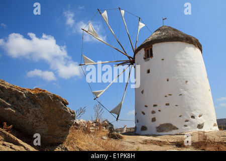 Traditionelle Windmühle auf dem Berg Dorf Vivlos, Naxos, Kykladen, Griechenland Stockfoto