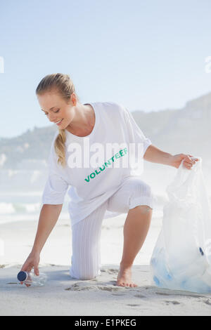 Blonde Freiwilligen Abholung Müll am Strand Stockfoto