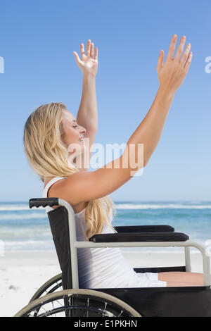 Rollstuhl gebunden blonde lächelnd am Strand Stockfoto